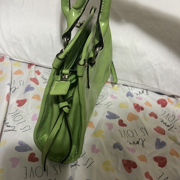 Es pequeña color verde muy bonita para combinar si está interesado cómpralo - Picture 8 of 17